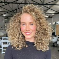 20 photos de cheveux blonds dorés pour vous inspirer et des conseils de teinture pour illuminer vos mèches