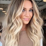 20 photos de cheveux blonds dorés pour vous inspirer et des conseils de teinture pour illuminer vos mèches