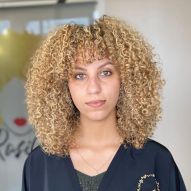 20 photos de cheveux blonds dorés pour vous inspirer et des conseils de teinture pour illuminer vos mèches