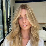 20 photos de cheveux blonds dorés pour vous inspirer et des conseils de teinture pour illuminer vos mèches