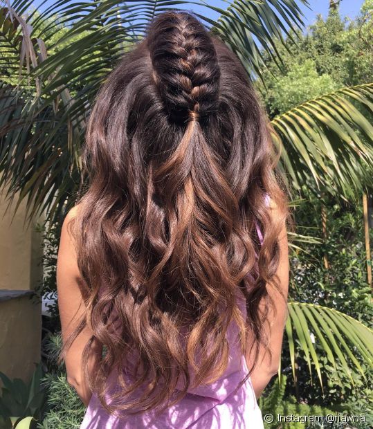 Hairstyles with a curling iron: ideas for making waves in your hair