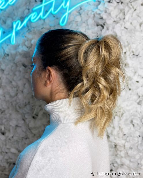 Hairstyles with a curling iron: ideas for making waves in your hair