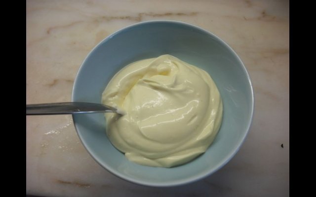 Hydration with mayonnaise restores hair softness. Learn!