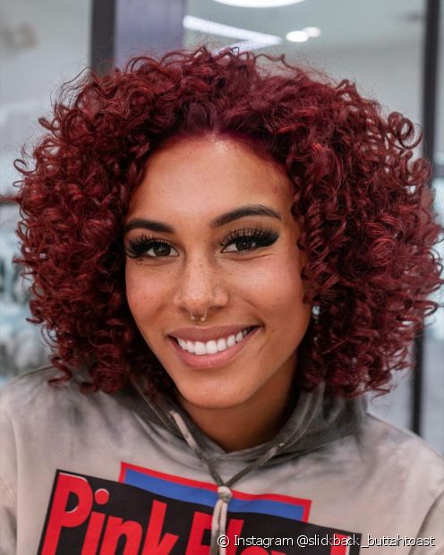 20 photos de cheveux bouclés rouge foncé et conseils de teinture à utiliser