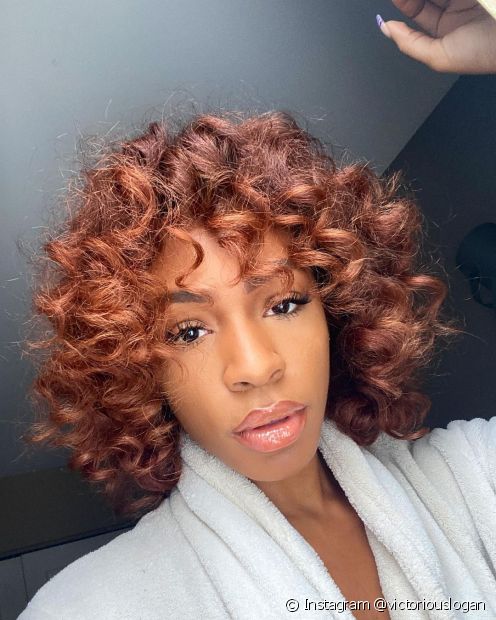 20 photos de cheveux bouclés rouge foncé et conseils de teinture à utiliser