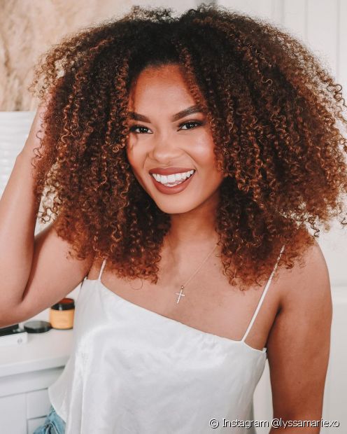 20 photos de cheveux bouclés rouge foncé et conseils de teinture à utiliser