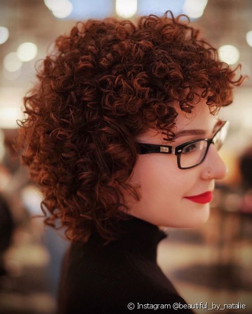 20 photos de cheveux bouclés rouge foncé et conseils de teinture à utiliser