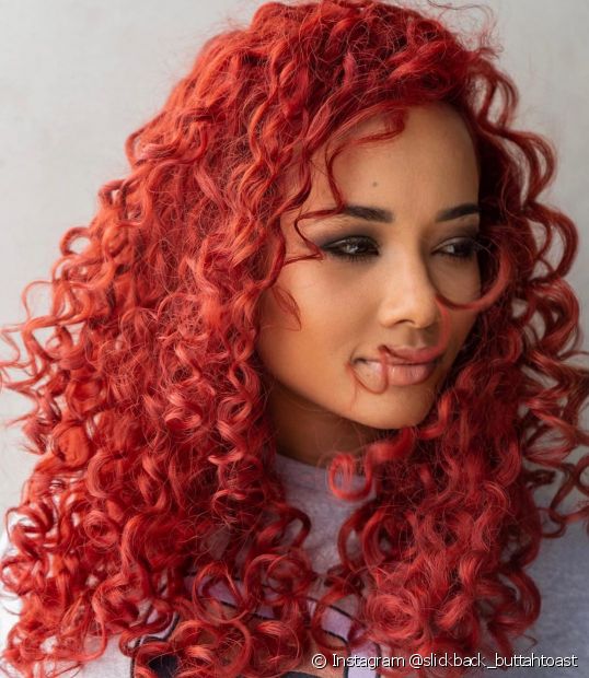 20 photos de cheveux bouclés rouge foncé et conseils de teinture à utiliser