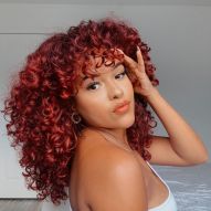 20 fotos de cabello rizado rojo oscuro y consejos de tinte para usar