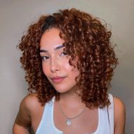 20 photos de cheveux bouclés rouge foncé et conseils de teinture à utiliser