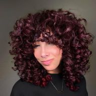20 foto di capelli ricci rosso scuro e consigli per la tintura da usare