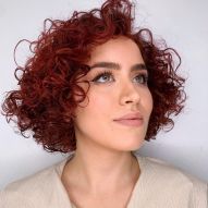 20 foto di capelli ricci rosso scuro e consigli per la tintura da usare