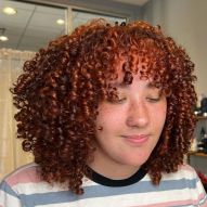 20 foto di capelli ricci rosso scuro e consigli per la tintura da usare