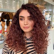 20 photos de cheveux bouclés rouge foncé et conseils de teinture à utiliser