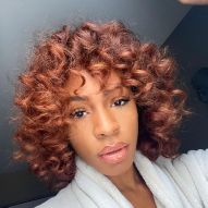 20 fotos de cabello rizado rojo oscuro y consejos de tinte para usar