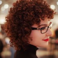 20 fotos de cabello rizado rojo oscuro y consejos de tinte para usar