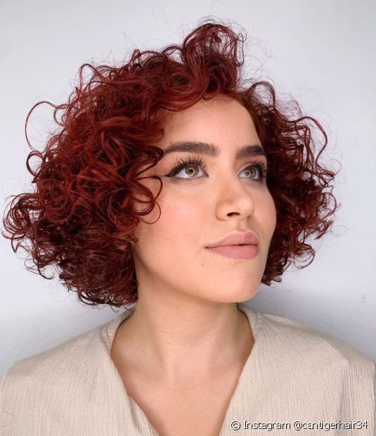 20 fotos de cabello rizado rojo oscuro y consejos de tinte para usar