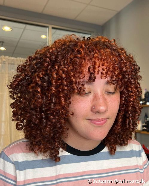 20 foto di capelli ricci rosso scuro e consigli per la tintura da usare