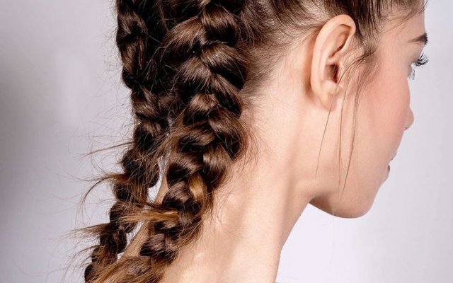 30 tendenze treccia per capelli ricci su cui puntare