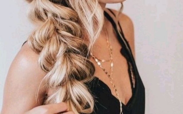 30 tendances de tresses pour cheveux bouclés sur lesquelles miser