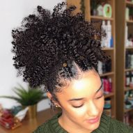 Tresses pour cheveux bouclés et crépus : 5 styles faciles à faire à la maison