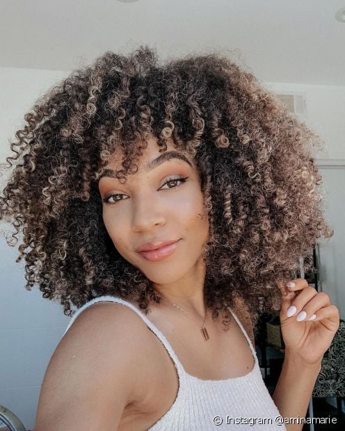 Curly bangs: how to cut, finish, choose the best type + 10 inspiration photos