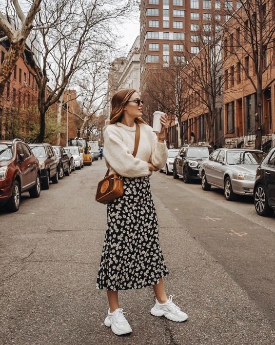 Chic et confortable : découvrez 50 looks avec baskets femme !