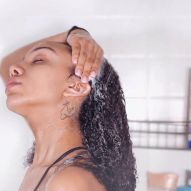 Sérum physiologique pour cheveux bouclés : connaître les bienfaits du produit