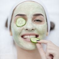 Maschera viso al cetriolo: conosci i benefici della ricetta fatta in casa per la pelle