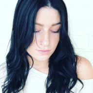 Cabello negro azulado sobre piel blanca: ¡consejos para realzar el look!