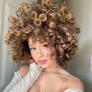 Curly honey lit brunette: 20 photos to inspire and ink suggestions