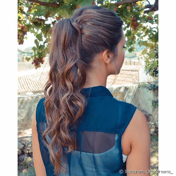 20 coiffures pour cheveux ondulés : inspirez-vous de ces idées et faites vibrer toutes les occasions !