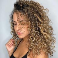 Light curly and kinky hair: 20 inspirations and dye tips to bet on