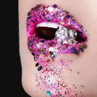 Carnival lovers give tips on how to stick glitter on the face and body for the days of revelry