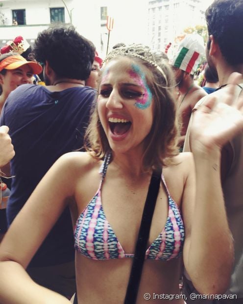 Les amoureux du carnaval donnent des conseils sur la façon de coller des paillettes sur le visage et le corps pour les jours de réjouissances