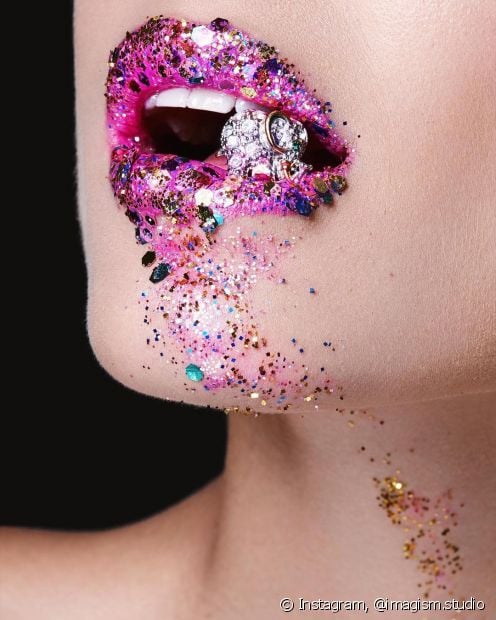 Carnival lovers give tips on how to stick glitter on the face and body for the days of revelry