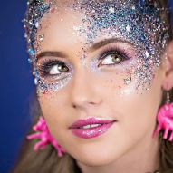 Los amantes del carnaval dan consejos sobre cómo pegar brillo en la cara y el cuerpo para los días de jolgorio