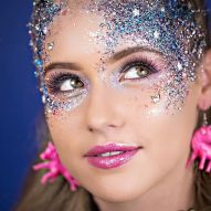 Gli amanti del carnevale danno consigli su come applicare glitter su viso e corpo per i giorni di baldoria