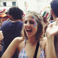 Les amoureux du carnaval donnent des conseils sur la façon de coller des paillettes sur le visage et le corps pour les jours de réjouissances