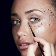Carnival lovers give tips on how to stick glitter on the face and body for the days of revelry