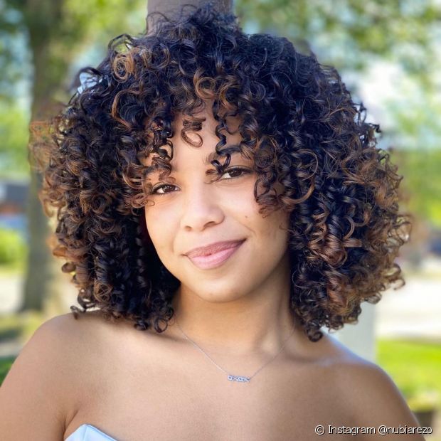 Curly Chanel: 18 photos of the classic cut and tips to bet on curls