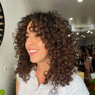 Castaño claro dorado: 40 inspiraciones y consejos de tinte para teñir el cabello