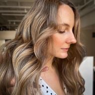 Castaño claro dorado: 40 inspiraciones y consejos de tinte para teñir el cabello