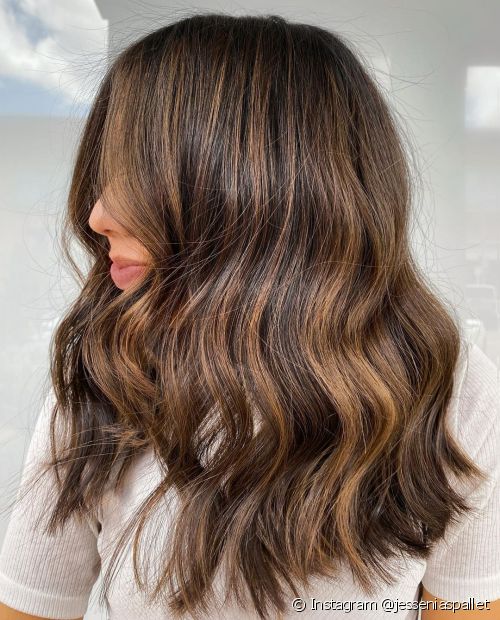 Morena iluminada sobre cabello castaño oscuro: 35 fotos y consejos de matices para aclarar las hebras