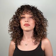 Morena iluminada sobre cabello castaño oscuro: 35 fotos y consejos de matices para aclarar las hebras