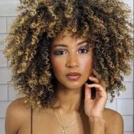 25 belles photos d'une brune éclairée aux cheveux bouclés et à la peau noire