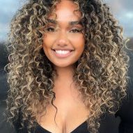 25 belles photos d'une brune éclairée aux cheveux bouclés et à la peau noire