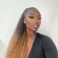 25 belles photos d'une brune éclairée aux cheveux bouclés et à la peau noire