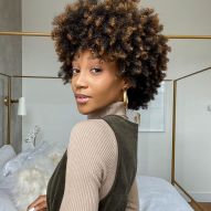 25 bellissime foto di una bruna illuminata con i capelli ricci e la pelle nera
