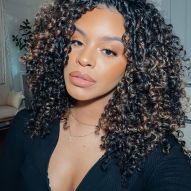 25 belles photos d'une brune éclairée aux cheveux bouclés et à la peau noire